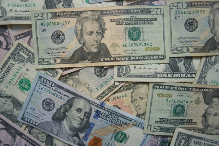 Des billets de dollar