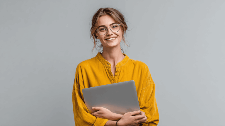 jeune-fille-etudiante-pc