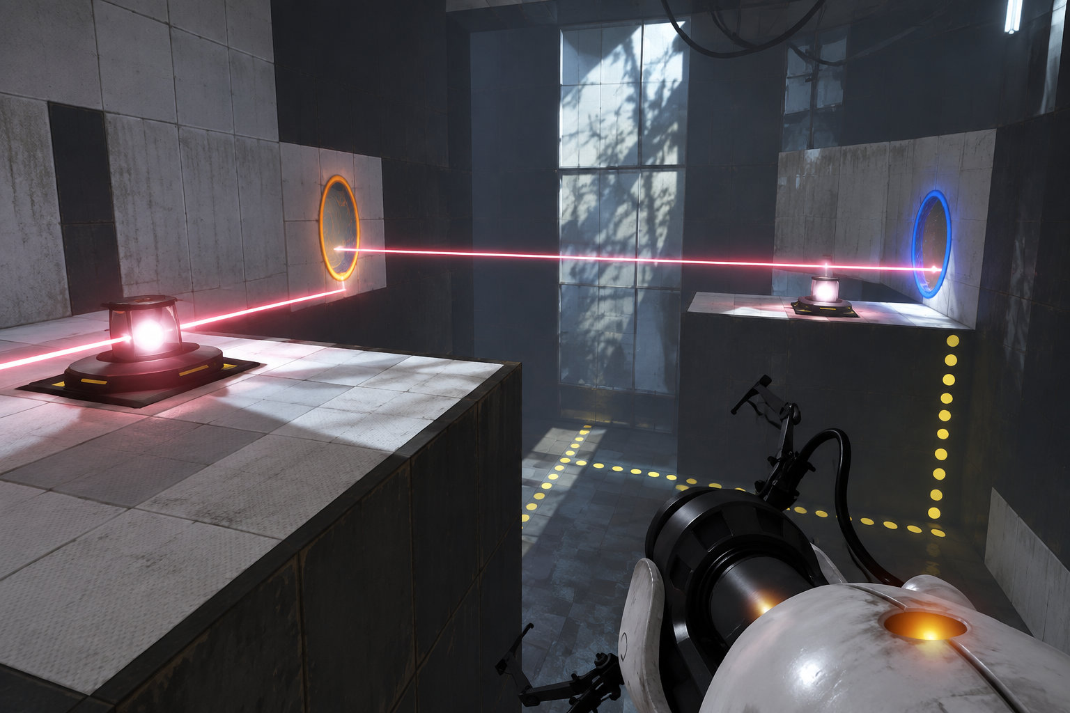 Une salle de jeu futuriste avec des plateformes, deux portails lumineux orange et bleu, des lasers rouges et un grand dispositif blanc et noir au premier plan.